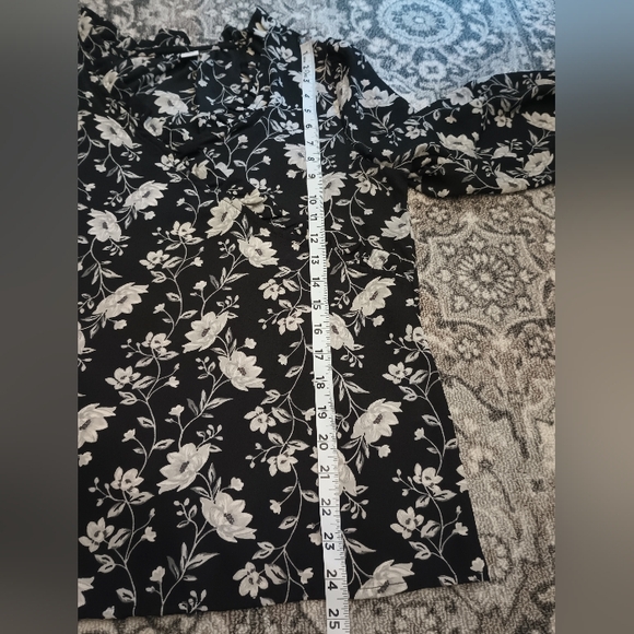 Old Navy Dark Cottage Top Medium Black Floral Ruffle Peasant Bohemian - Picture 10 of 10